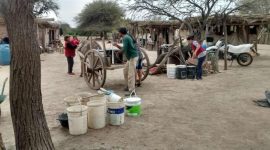 Familias de Sgo cargando agua