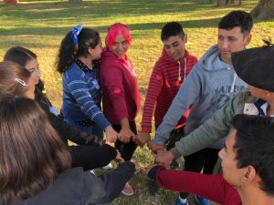 Rueda manos jóvenes uocb