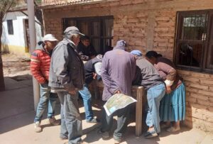 grupo reunido frente casa