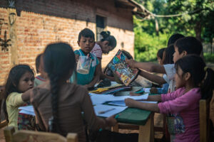 Chicos apoyo escolar Embarcación