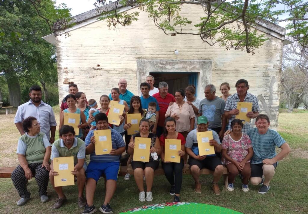 Ayudamos a familias campesinas y a comunidades indígenas a legitimizar los títulos de propiedad.