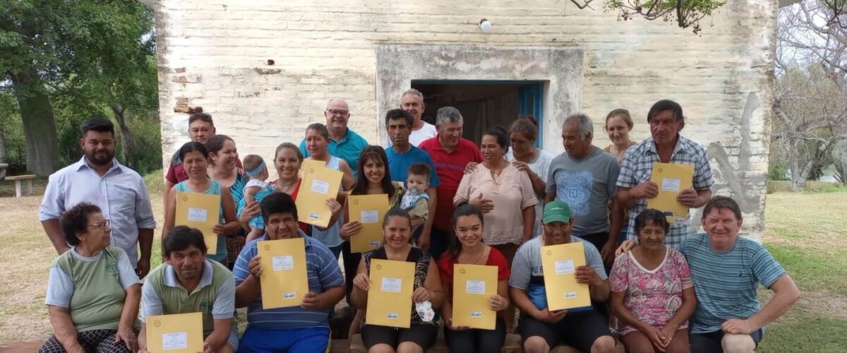 Entrega de títulos de tierra en El Gusano (1) Entrega de títulos de tierra en El Gusano (1)