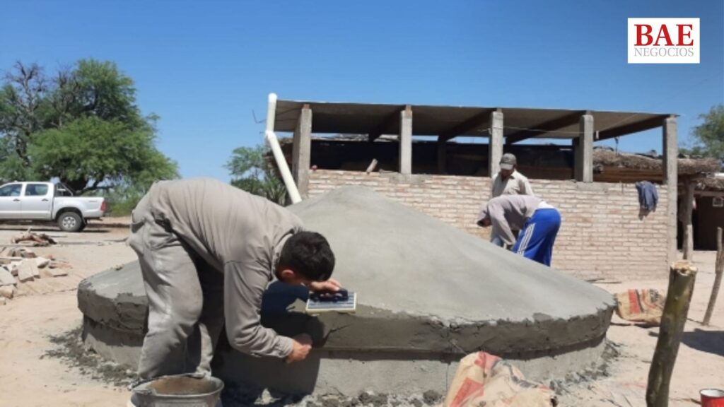 Santiago del Estero, construyen cisternas para recolectar agua de lluvia y ganarle a la sequía